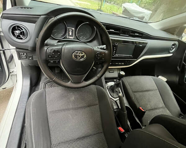Белый Тойота Королла, объемом двигателя 1.8 л и пробегом 142 тыс. км за 12500 $, фото 11 на Automoto.ua