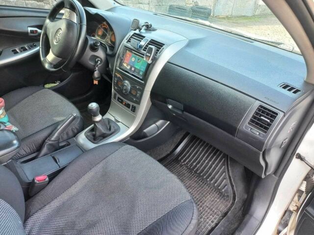 Білий Тойота Королла, об'ємом двигуна 1.6 л та пробігом 300 тис. км за 5600 $, фото 10 на Automoto.ua