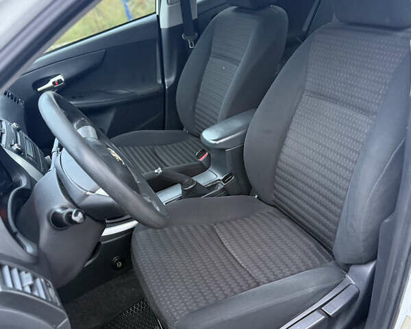 Белый Тойота Королла, объемом двигателя 1.6 л и пробегом 239 тыс. км за 6900 $, фото 12 на Automoto.ua