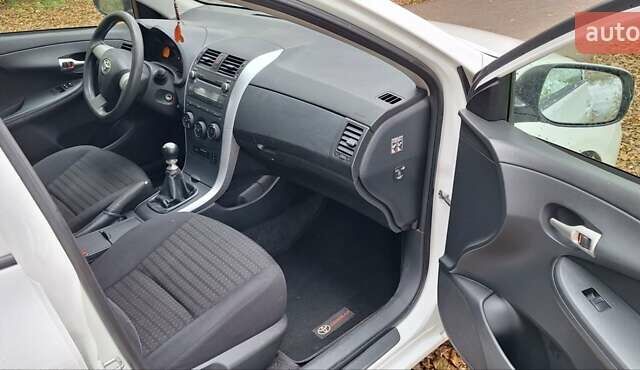 Белый Тойота Королла, объемом двигателя 1.3 л и пробегом 279 тыс. км за 6500 $, фото 1 на Automoto.ua