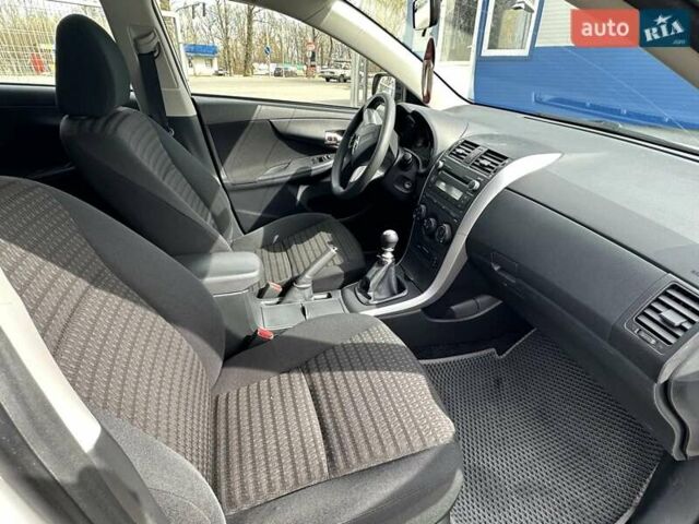 Белый Тойота Королла, объемом двигателя 1.33 л и пробегом 164 тыс. км за 7000 $, фото 6 на Automoto.ua