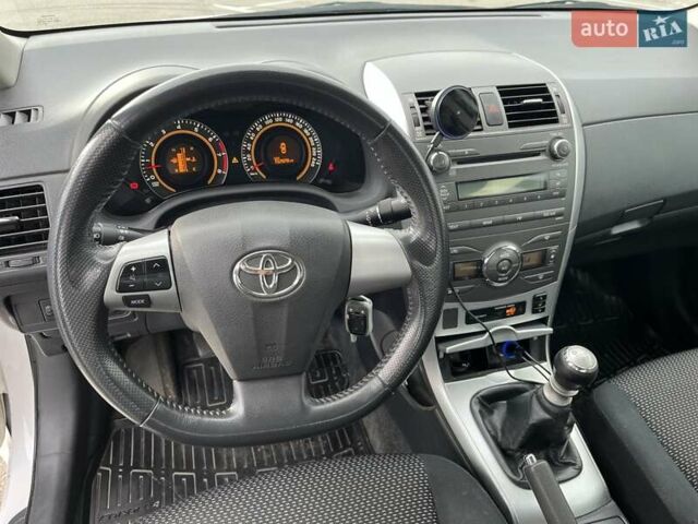 Белый Тойота Королла, объемом двигателя 1.6 л и пробегом 153 тыс. км за 9800 $, фото 10 на Automoto.ua