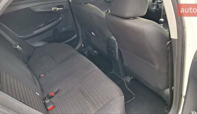 Белый Тойота Королла, объемом двигателя 1.3 л и пробегом 279 тыс. км за 6500 $, фото 3 на Automoto.ua