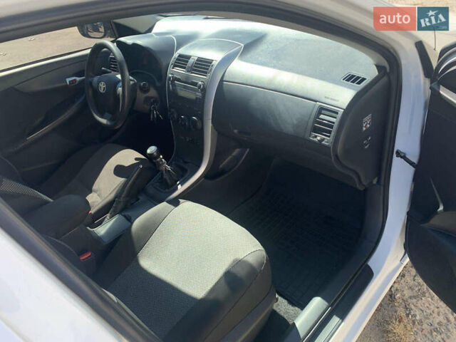 Белый Тойота Королла, объемом двигателя 1.3 л и пробегом 350 тыс. км за 4200 $, фото 12 на Automoto.ua