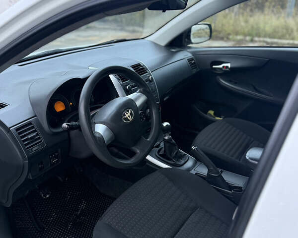 Белый Тойота Королла, объемом двигателя 1.6 л и пробегом 239 тыс. км за 6900 $, фото 11 на Automoto.ua