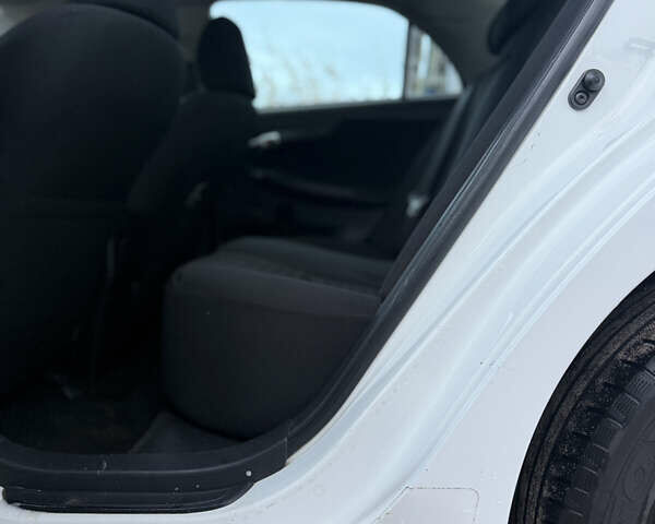 Белый Тойота Королла, объемом двигателя 1.6 л и пробегом 239 тыс. км за 6900 $, фото 18 на Automoto.ua