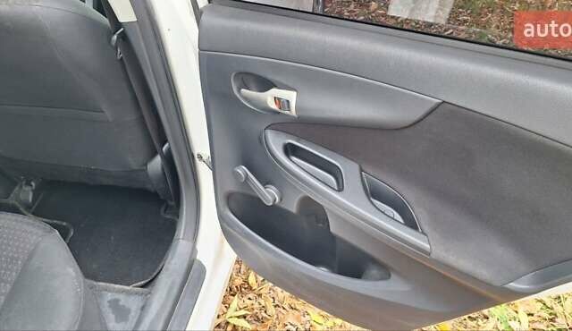 Белый Тойота Королла, объемом двигателя 1.3 л и пробегом 279 тыс. км за 6500 $, фото 5 на Automoto.ua