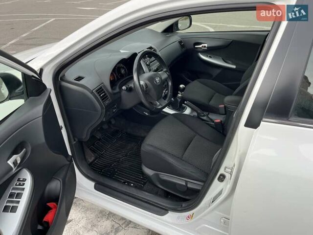 Белый Тойота Королла, объемом двигателя 1.6 л и пробегом 153 тыс. км за 9800 $, фото 11 на Automoto.ua