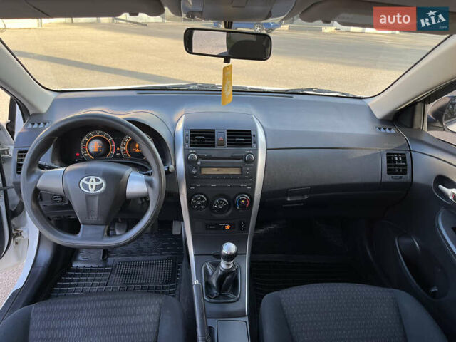 Белый Тойота Королла, объемом двигателя 1.3 л и пробегом 184 тыс. км за 7000 $, фото 6 на Automoto.ua