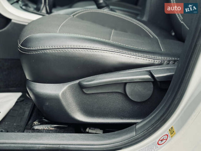 Білий Тойота Королла, об'ємом двигуна 1.33 л та пробігом 243 тис. км за 7399 $, фото 17 на Automoto.ua