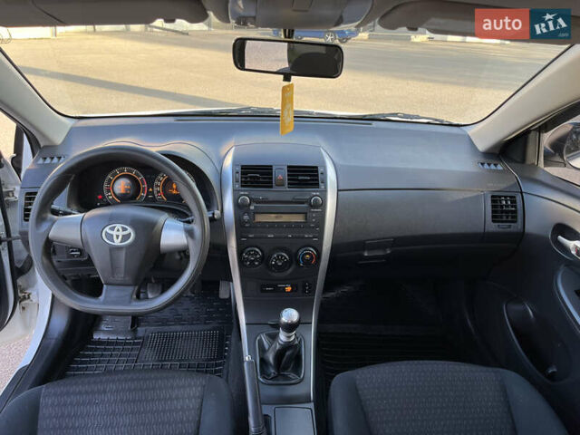 Белый Тойота Королла, объемом двигателя 1.3 л и пробегом 184 тыс. км за 7000 $, фото 13 на Automoto.ua