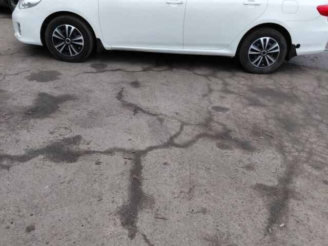 Белый Тойота Королла, объемом двигателя 1.3 л и пробегом 250 тыс. км за 7000 $, фото 4 на Automoto.ua