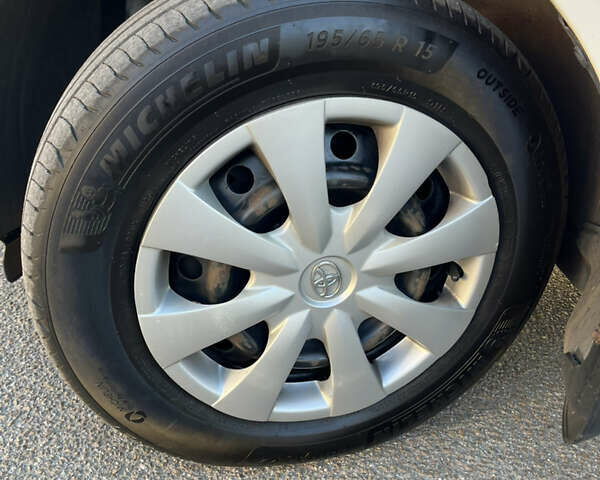 Белый Тойота Королла, объемом двигателя 1.3 л и пробегом 184 тыс. км за 7000 $, фото 10 на Automoto.ua