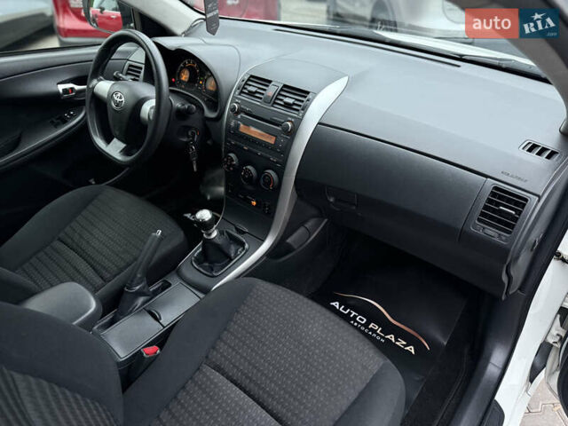 Белый Тойота Королла, объемом двигателя 1.3 л и пробегом 117 тыс. км за 8500 $, фото 31 на Automoto.ua