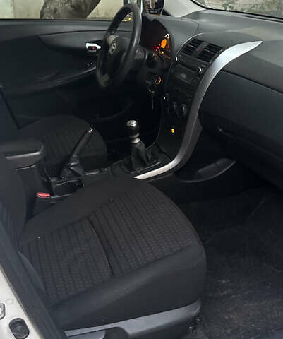 Белый Тойота Королла, объемом двигателя 1.6 л и пробегом 120 тыс. км за 8900 $, фото 10 на Automoto.ua