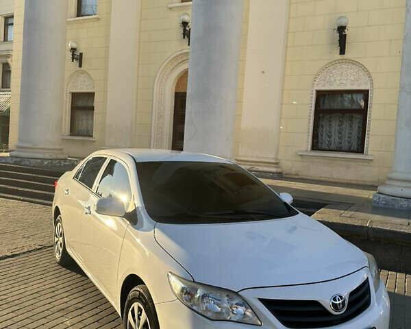 Белый Тойота Королла, объемом двигателя 1.3 л и пробегом 175 тыс. км за 7800 $, фото 1 на Automoto.ua