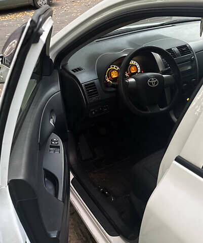 Белый Тойота Королла, объемом двигателя 1.6 л и пробегом 120 тыс. км за 8900 $, фото 4 на Automoto.ua