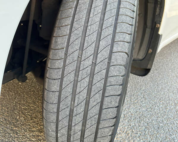 Белый Тойота Королла, объемом двигателя 1.3 л и пробегом 184 тыс. км за 7000 $, фото 11 на Automoto.ua