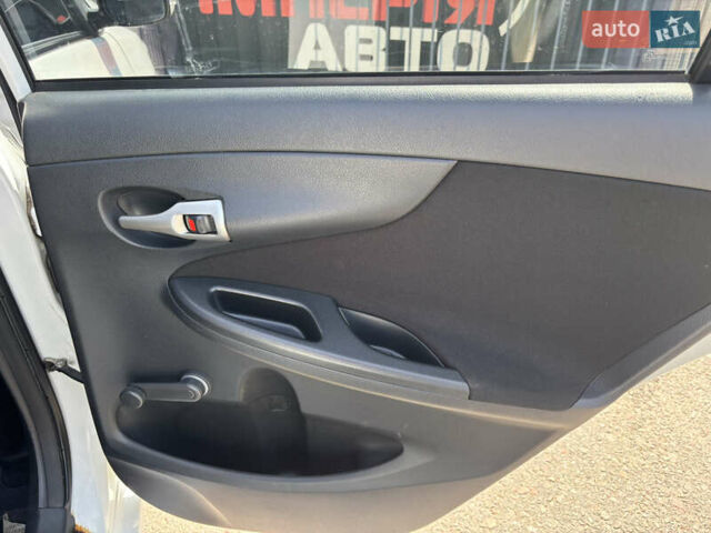 Білий Тойота Королла, об'ємом двигуна 1.33 л та пробігом 210 тис. км за 7000 $, фото 11 на Automoto.ua