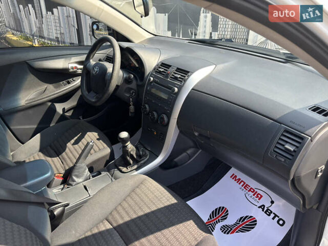 Білий Тойота Королла, об'ємом двигуна 1.33 л та пробігом 210 тис. км за 7000 $, фото 15 на Automoto.ua