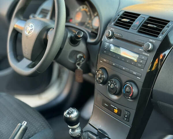 Белый Тойота Королла, объемом двигателя 1.33 л и пробегом 220 тыс. км за 6500 $, фото 20 на Automoto.ua