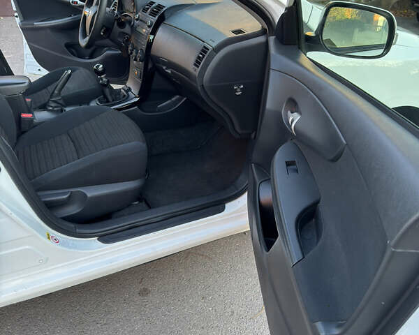 Белый Тойота Королла, объемом двигателя 1.33 л и пробегом 220 тыс. км за 6500 $, фото 19 на Automoto.ua