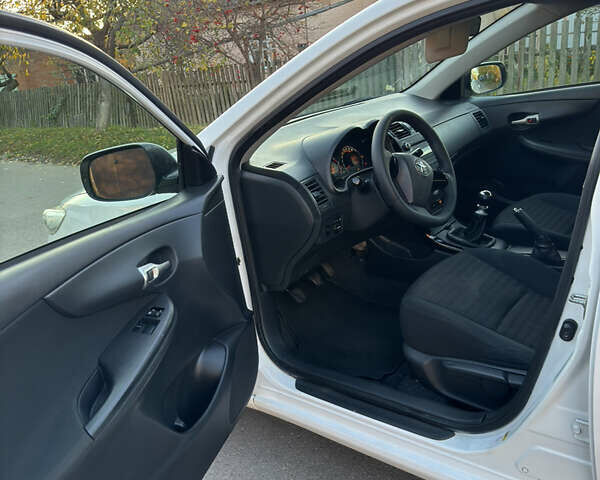 Белый Тойота Королла, объемом двигателя 1.33 л и пробегом 220 тыс. км за 6500 $, фото 15 на Automoto.ua