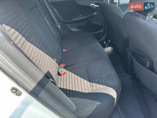 Білий Тойота Королла, об'ємом двигуна 1.33 л та пробігом 210 тис. км за 7000 $, фото 12 на Automoto.ua