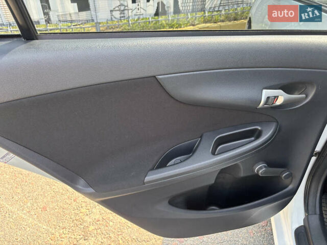 Білий Тойота Королла, об'ємом двигуна 1.33 л та пробігом 210 тис. км за 7000 $, фото 9 на Automoto.ua