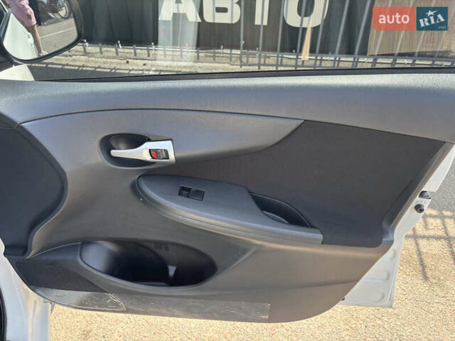 Білий Тойота Королла, об'ємом двигуна 1.33 л та пробігом 210 тис. км за 7000 $, фото 13 на Automoto.ua