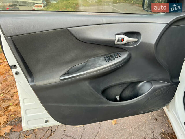 Білий Тойота Королла, об'ємом двигуна 1.33 л та пробігом 302 тис. км за 3999 $, фото 24 на Automoto.ua