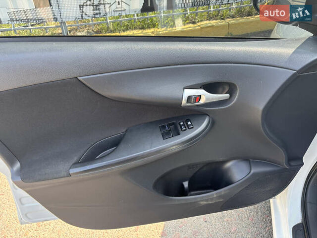 Білий Тойота Королла, об'ємом двигуна 1.33 л та пробігом 210 тис. км за 7000 $, фото 6 на Automoto.ua