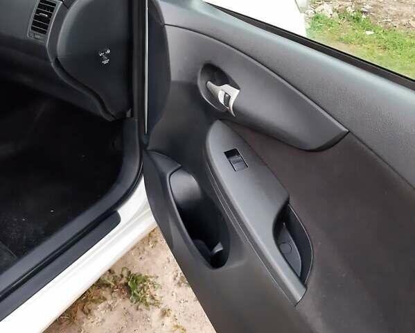 Белый Тойота Королла, объемом двигателя 1.3 л и пробегом 209 тыс. км за 6500 $, фото 11 на Automoto.ua