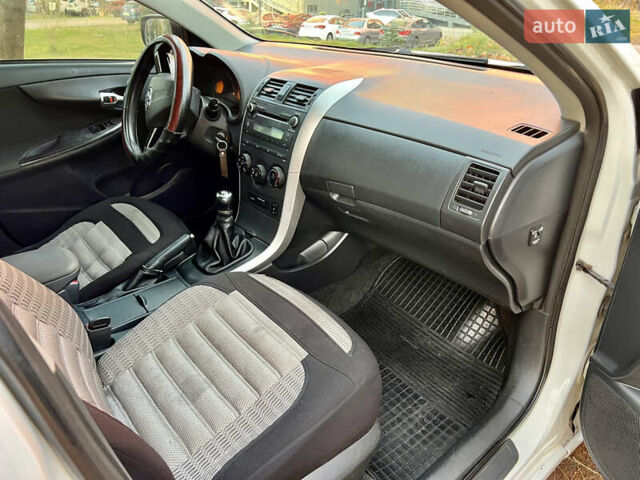 Білий Тойота Королла, об'ємом двигуна 1.33 л та пробігом 302 тис. км за 3999 $, фото 26 на Automoto.ua