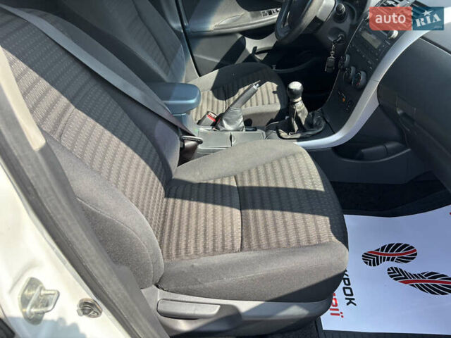 Білий Тойота Королла, об'ємом двигуна 1.33 л та пробігом 210 тис. км за 7000 $, фото 14 на Automoto.ua