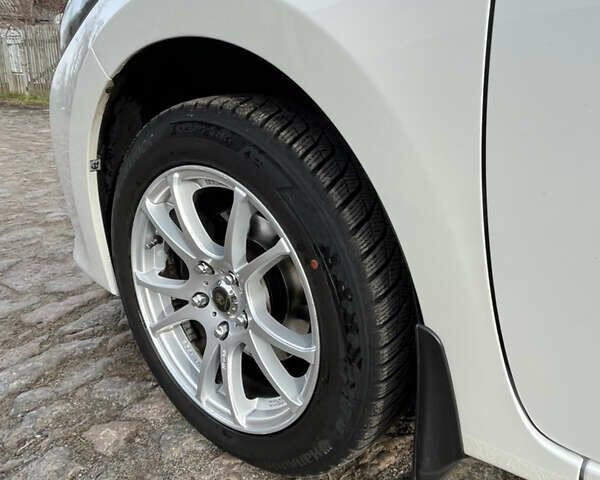 Белый Тойота Королла, объемом двигателя 1.6 л и пробегом 142 тыс. км за 12000 $, фото 11 на Automoto.ua