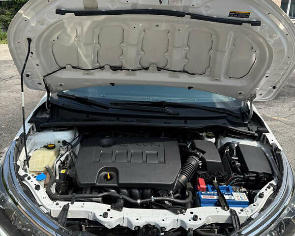 Белый Тойота Королла, объемом двигателя 1.6 л и пробегом 190 тыс. км за 12500 $, фото 10 на Automoto.ua