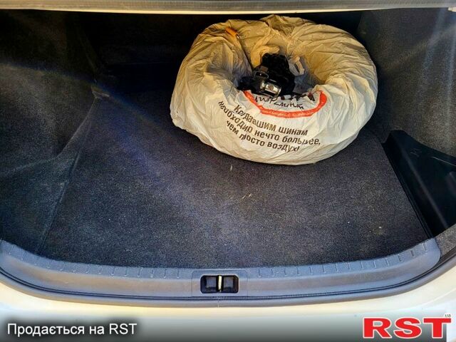 Білий Тойота Королла, об'ємом двигуна 1.3 л та пробігом 127 тис. км за 7500 $, фото 4 на Automoto.ua