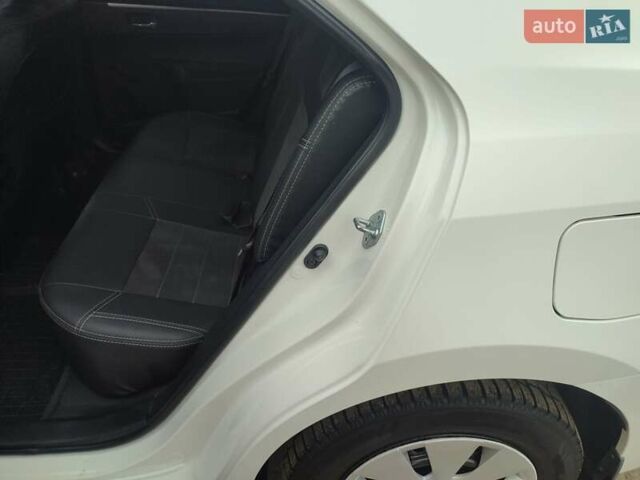 Белый Тойота Королла, объемом двигателя 1.3 л и пробегом 150 тыс. км за 10500 $, фото 23 на Automoto.ua
