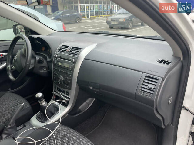 Білий Тойота Королла, об'ємом двигуна 1.6 л та пробігом 141 тис. км за 9800 $, фото 33 на Automoto.ua