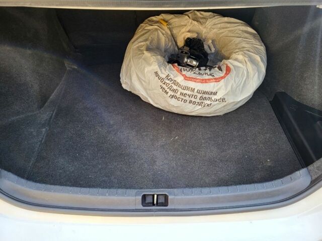 Белый Тойота Королла, объемом двигателя 1.3 л и пробегом 127 тыс. км за 7500 $, фото 7 на Automoto.ua