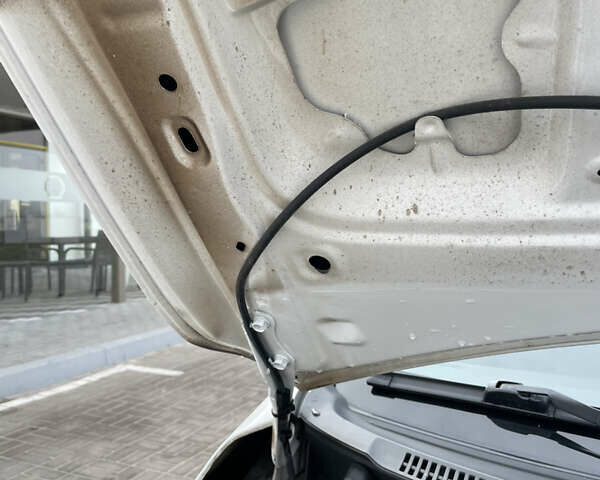 Білий Тойота Королла, об'ємом двигуна 1.6 л та пробігом 141 тис. км за 9800 $, фото 21 на Automoto.ua