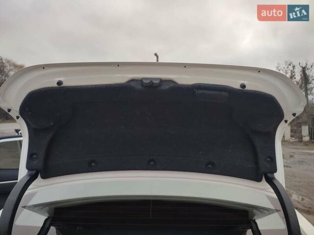 Белый Тойота Королла, объемом двигателя 1.3 л и пробегом 150 тыс. км за 10500 $, фото 24 на Automoto.ua