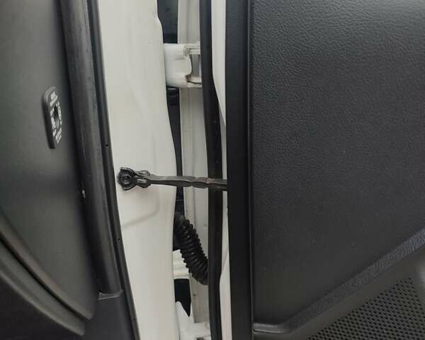 Белый Тойота Королла, объемом двигателя 1.3 л и пробегом 150 тыс. км за 10500 $, фото 34 на Automoto.ua