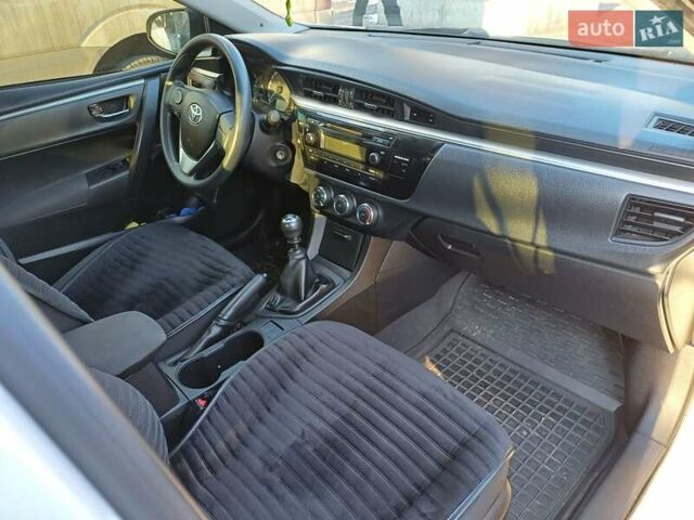 Белый Тойота Королла, объемом двигателя 1.33 л и пробегом 138 тыс. км за 9000 $, фото 5 на Automoto.ua