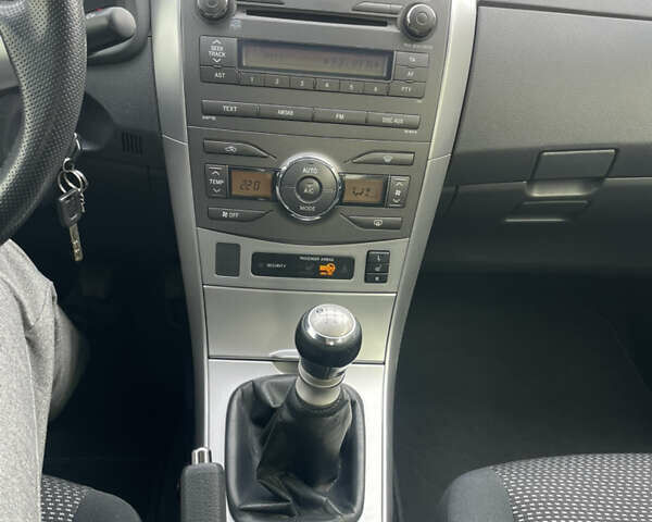 Білий Тойота Королла, об'ємом двигуна 1.6 л та пробігом 141 тис. км за 9800 $, фото 6 на Automoto.ua