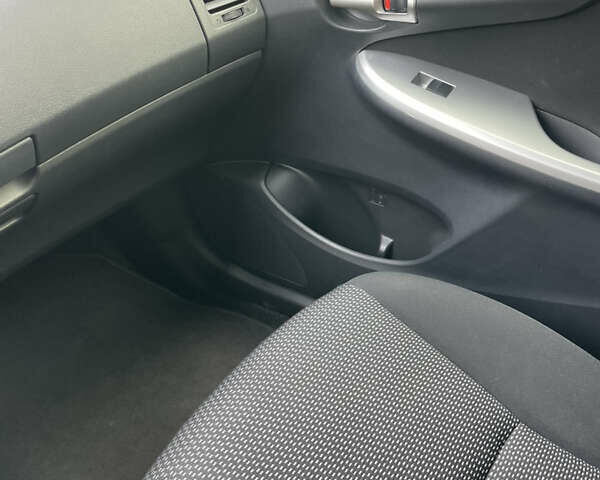 Білий Тойота Королла, об'ємом двигуна 1.6 л та пробігом 141 тис. км за 9800 $, фото 24 на Automoto.ua