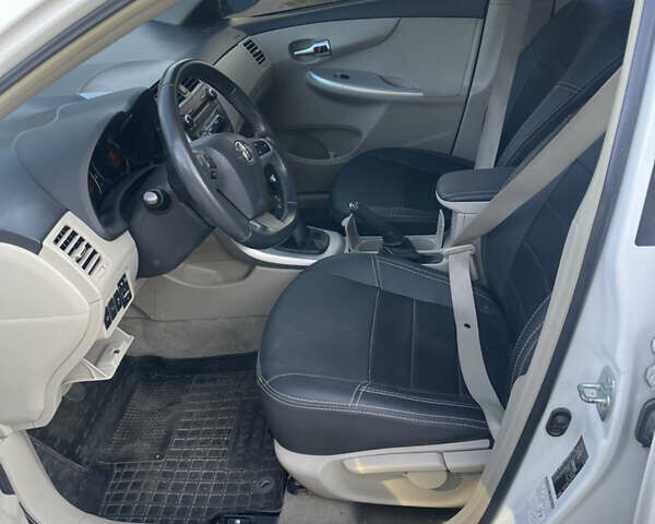 Белый Тойота Королла, объемом двигателя 1.36 л и пробегом 179 тыс. км за 8500 $, фото 3 на Automoto.ua