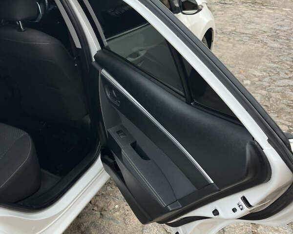 Белый Тойота Королла, объемом двигателя 1.6 л и пробегом 142 тыс. км за 12000 $, фото 23 на Automoto.ua