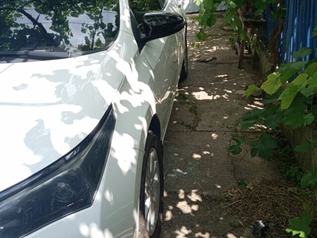 Белый Тойота Королла, объемом двигателя 1.3 л и пробегом 102 тыс. км за 9700 $, фото 2 на Automoto.ua